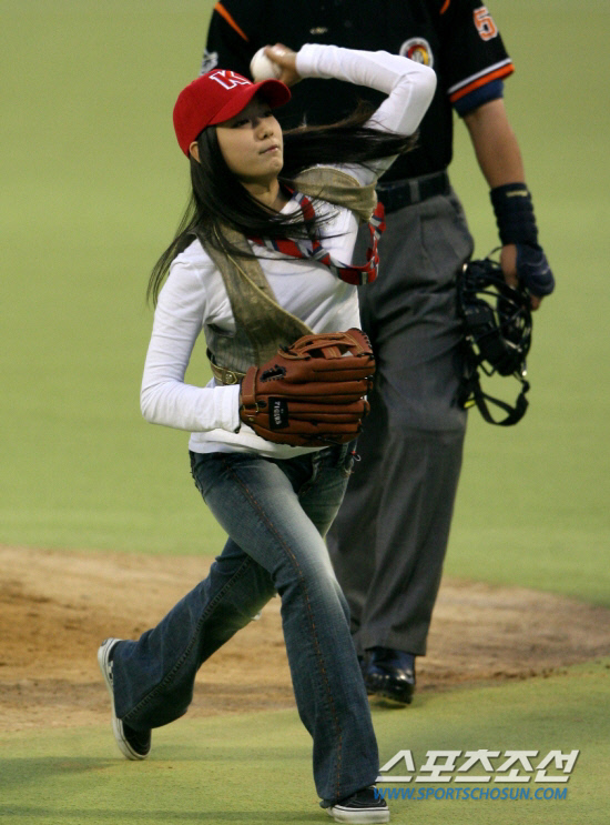 
	2006�� 10�� ��ȭ�� KIA�� ���÷��̿��� 2�������� ���� �ñ��� �����̰� �ִ� �ڽ���. ����������DB


