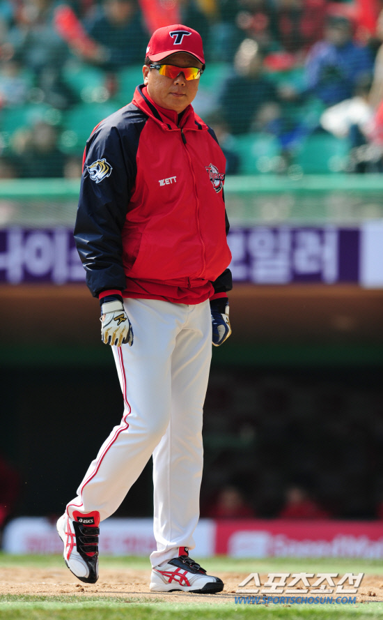 
	8�� ���� ��õ ���б��忡�� 2012 ���ξ߱� KIA�� SK�� ��Ⱑ ���ȴ�. 2ȸ�� SK ������ 3Ÿ�� ����Ÿ �� KIA ������ ������ Ÿ���� �Ŀ� ������ ����ٸ� ������ �� ���ƿ����� ���ϰ� �ִ�.

��õ= ���� ���� kyungmin@sportschosun.com / 2012.04.08.


