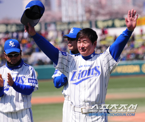 
	7�� �뱸���忡�� 2012 ���ξ߱� LG�� �Ｚ�� �������� ���ȴ�. ������翡�� ȣ���� ���� �Ｚ ������ ������ ���߿��� �λ縦 �ϰ� �ִ�.

�뱸=����� ���� cjg@sportschosun.com/2012.04.07/


