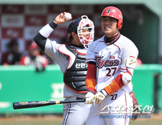 
	���ξ߱� KIA�� LG�� �ù���Ⱑ 27�� ���� ����߱��忡�� ��������. ������� 4ȸ�� 1�� 1�� Ÿ������ �꽺���� �ϰ� �ƽ����ϰ� �ִ�.

����=���ؿ� ���� noodle@sportschosun.com/2012.03.27/


