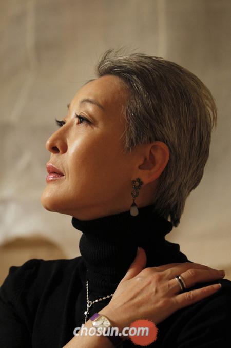 
		������ �� ����ȭ�� ���� ��û�� �� �Ĵ翡�� ī�޶� �տ� ����. �״¡�����, ������ ������ ����, �������� ���󿡼�����̰� ���� �� �������� ���ƺ��� ����� ��ȭ��. �װ� ���� �� �ٷ� ����̴١���� �ߴ�. /ä�¿� ���� rainman@chosun.com
