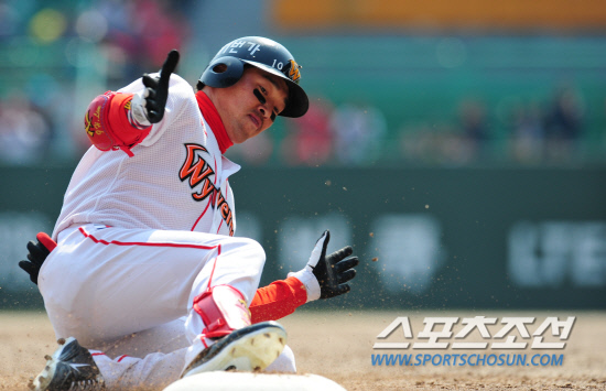 
	SK �� ���� 8�� ���� KIA�� 2ȸ�� 3Ÿ�� 3��Ÿ�� ģ �� 3�翡 �����̵��� �ϰ� �ִ�.

��õ= ���� ���� kyungmin@sportschosun.com 


