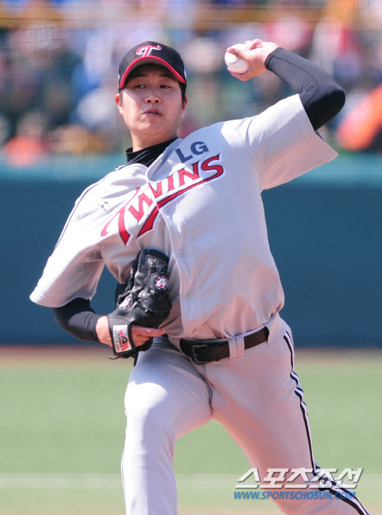 
	8�� �뱸���忡�� 2012 ���ξ߱� LG�� �Ｚ�� ��Ⱑ ���ȴ�. ���� ���� �̽¿찡 ������ ���� ������ �ִ�.

�뱸=����� ���� cjg@sportschosun.com/2012.04.08/


