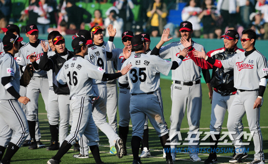 
	���� 2������ �� LG�� ������ġ�� ���� �� ������. 2000��� ��� ���� ������ �� ���� PS ����Ȯ���� 77.3%�� ���ߴ�. LG �������� 8�� �Ｚ�� ���� �� �⻵�ϰ� �ִ�. �뱸=����� ���� cjg@sportschosun.com


