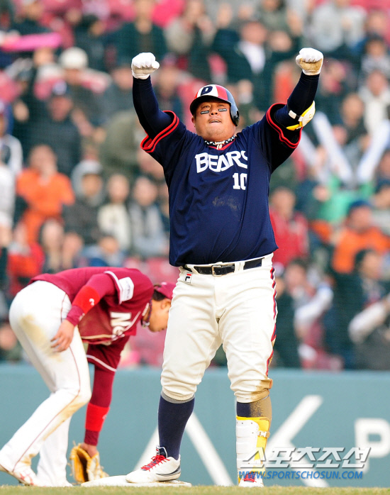 
	�λ� ���ؼ��� 8�� ��� �ؼ��� 8ȸ�� ���� 3��Ÿ�� �Ͷ߸� �� 3�翡�� ȯȣ�ϰ� �ִ�.

���=������ ���� rainmaker@sportschosun.com


