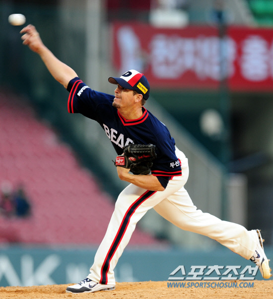 
	���� 8�� ��� �ؼ����� ���̺긦 ����� �λ� ������ �����ʹ� ������ Ÿ�� ���ñ��� ���ͼ��ö��̷� ó���� ���� ���� ù ���̺� ��䱸�� �����ϰ� �ƴ�. ���=������ ���� rainmaker@sportschosun.com


