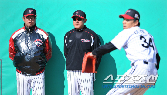 
	LG Ʈ������ ù ���� �Ʒÿ� ����. 2�޿����� �ؿ� �����Ʒ��� ��ġ�� ���� 10�� �ͱ��� LG�� 17�Ϻ��� ������ �ù���⿡ �ռ� ���� LG���忡�� �Ʒ��� �����ߴ�. ����� ����(���)�� ������ ������ġ�� �̴����� ���� ��Ī�� ���Ѻ��� �ִ�.

����= ���� ���� kyungmin@sportschosun.com/ 2012.03.12.


