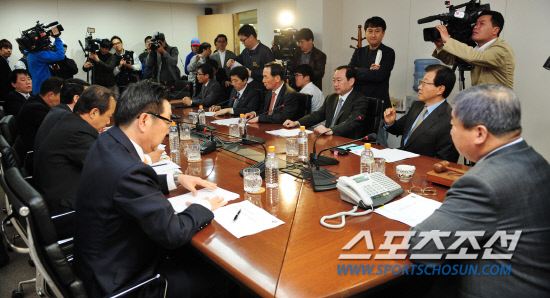 
	KBO �̻�ȸ�� 10�� NC ������ 1�� ���� �ñ⿡ ���� ���Ǹ� �ߴ�. ���� ���� kyungmin@sportschosun.com


