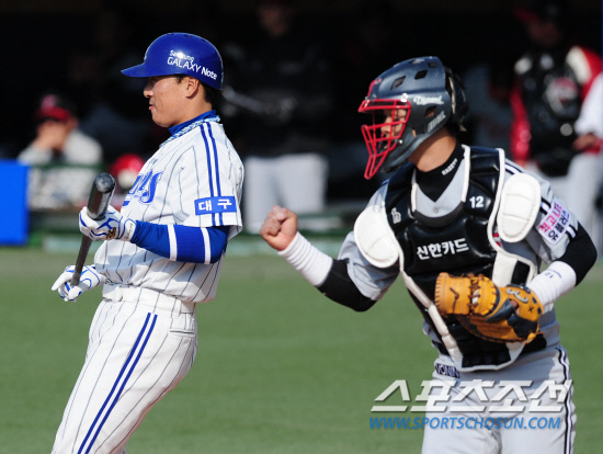 
	8�� �뱸���忡�� 2012 ���ξ߱� LG�� �Ｚ�� ��Ⱑ ���ȴ�. 7ȸ�� 1�� 2�� �Ｚ �̽¿��� ������ ������ ���� �ɱ�ȣ ������ ������ ������ ���� �ָ��� ��� �⻵�ϰ� �ִ�.  �뱸=����� ���� cjg@sportschosun.com/2012.04.08/


