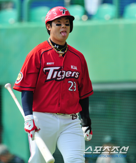 
	8�� ���� ��õ ���б��忡�� 2012 ���ξ߱� KIA�� SK�� ��Ⱑ ���ȴ�. 1ȸ�� 1�� 1,2���� �������� ���� �ƿ��� KIA �������� ���ƿ����� ���ϰ� �ִ�.

��õ= ���� ���� kyungmin@sportschosun.com / 2012.04.08.


