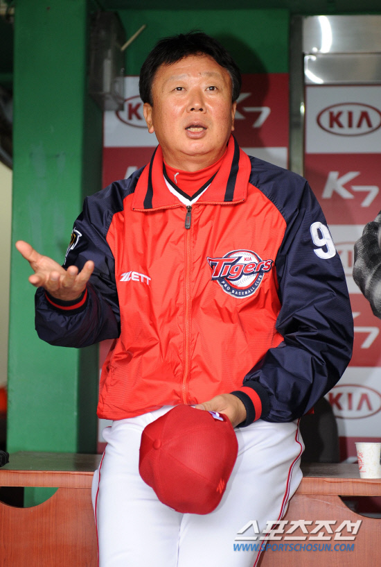 
	10�� ���ֹ���߱��忡�� ���� �����̴� ���ξ߱� KIA�� �Ｚ�� ��Ⱑ ��õ���� ��� �ƴ�. ������ ������ ���ƿ����� ���ڵ�� ��ȭ�� ������ �ִ�.

����=������ ���� songs@sportschosun.com/2012.4.10


