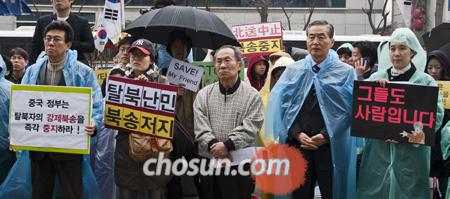 
	10�� ���� ���� �߱����� ������ ���α�ȸ �տ��������� ������ ���� ���α�ȸ����(KCC)�����ַ� �߱��� Ż���� ���� �ϼ��� ��ź�ϴ� ��ȸ�� ���ֵƴ�. �� ��ȸ�� �� ���� 51�� ������ �߱��������ѿ���� �տ��� ���ȴ�. /����ȣ �������� yaho@chosun.com
