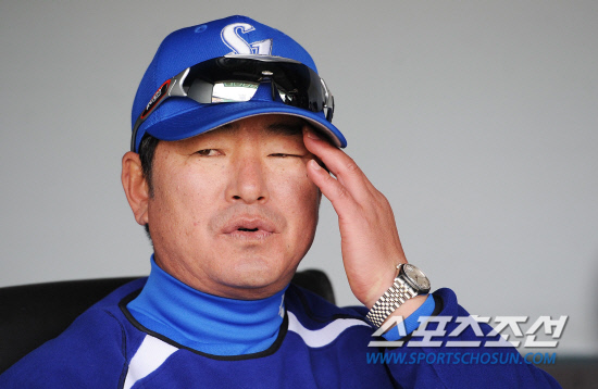 
	���ξ߱� LG�� �Ｚ�� �ù���Ⱑ 18�� ���� ��Ǿ߱��忡�� ��������. ������ ������ ����� ���ƿ����� ���ڵ�� �̾߱⸦ ������ �ִ�.

���=���ؿ� ���� noodle@sportschosun.com/2012.03.18/


