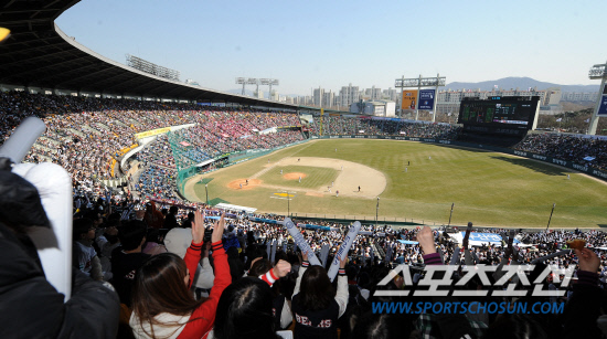 
	4��11 �Ѽ����� 11�� ���ξ߱��� �����౸ �������� ��� ���� ������ ��κ� ��ǥ�� ������ �� ���� �����̴�. ������ ���� 7�� ��Ǳ��忡�� ������ �λ�� �ؼ��� ���� ������. ���ؿ� ���� noodle@sportschosun.com/2012.04.07/


