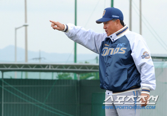 
	10�� ���� ���� ���̽�����ũ���� ���� �����̾��� ǻó������ ù ��� NC���̳뽺�� �ؼ� 2���� ��Ⱑ ��õ���� ��ҵƴ�. ��� ��� �� NC �������� ���� ���̽�����ũ���� �Ʒ��� ������. ��湮 ������ �������� �Ʒ��� ���Ѻ��� �ִ�.

����=������ ���� songs@sportschosun.com/2012.4.10


