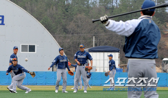 
	10�� ���� ���� ���̽�����ũ���� ���� �����̾��� ǻó������ ù ��� NC���̳뽺�� �ؼ� 2���� ��Ⱑ ��õ���� ��ҵƴ�. ��� ��� �� NC �������� ���� ���̽�����ũ���� �Ʒ��� ������. 

����=������ ���� songs@sportschosun.com/2012.4.10


