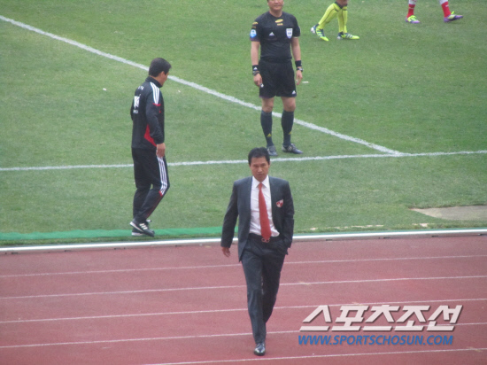 
	�޾��ͼ� �λ� ������ 11�� ������� Ȩ��� �Ĺ� ���� ������ �Ҹ��� ������ ���� ���� ������ �ް� �׶��带 ������ �ִ�. 


