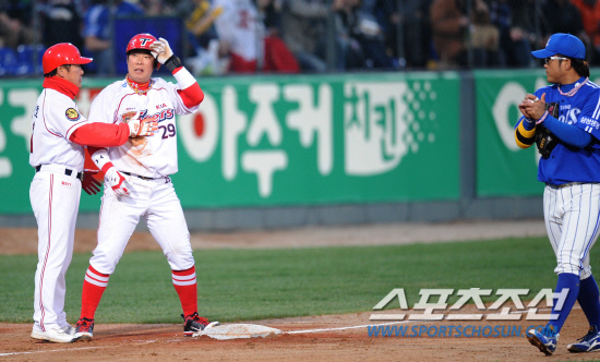 
	11�� ���ֹ���߱��忡�� ���� ���ξ߱� KIA�� �Ｚ�� ��⿡�� 2ȸ KIA �������� �Ｚ ����ȯ�� ���� 3��Ÿ�� �ƴ�. 3�� ���̽����� ���� ǥ���� ���� �ִ� ������.

����=������ ���� songs@sportschosun.com/2012.4.11


