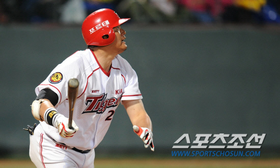 
	11�� ���ֹ���߱��忡�� ���� ���ξ߱� KIA�� �Ｚ�� ��⿡�� KIA ������ Ÿ���ϰ� �ִ�.

����=������ ���� songs@sportschosun.com/2012.4.11


