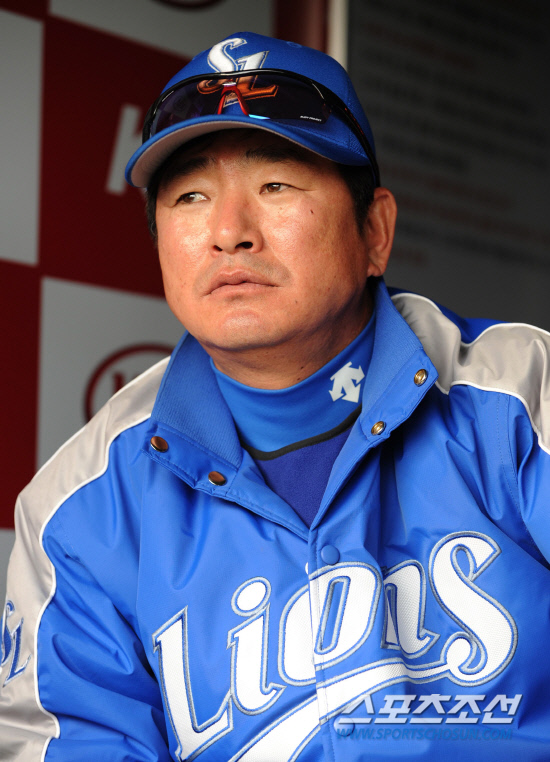 
	11�� ���ֹ���߱��忡�� ���� ���ξ߱� KIA�� �Ｚ�� ��⿡�� ��� �� ������ ������ ���ƿ����� ���ڵ�� ��ȭ�� ������ �ִ�.

����=������ ���� songs@sportschosun.com/2012.4.11


