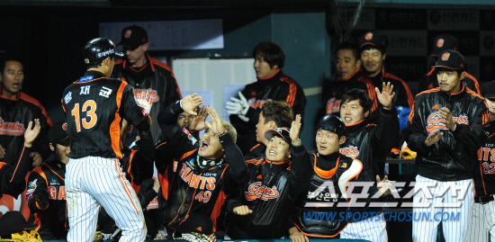 
	�Ե� Ȳ����� 8ȸ�� �������� �������Ʈ�� ������ �� ������� ȯ�븦 �ް� �ִ�.

���=������ ���� rainmaker@sportschosun.com


