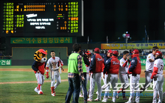 
	11�� ���ֹ���߱��忡�� ���� ���ξ߱� KIA�� �Ｚ�� ��⿡�� KIA�� �Ｚ�� 1��0���� �¸��ߴ�. KIA �������� ������ ������ ������ ù ���� �ŵΰ� ������� �������̺긦 ������ �ִ�. 

����=������ ���� songs@sportschosun.com/2012.4.11


