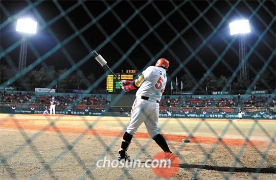 
	����� ������ �Ͼ� ���� �������� �㿡 �� �Ƹ����. 11�Ϻ��� 2012���� ���ξ߱� ���� �߰� ��Ⱑ ���۵ƴ�. �Ϻ����� ���ƿ� ��ȭ ���±��� �λ�� ���� û�� Ȩ ��⿡�� 9ȸ�� ������ Ÿ���� ���� �� ����̸� �ֵθ��� ���� Ǯ�� �ִ�. /���� ���� kyungmin@sportschosun.com
