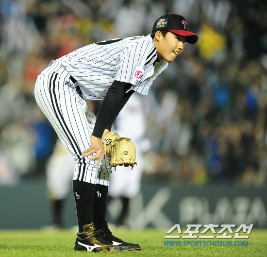 
	LG�� �Ե��� 2012 ���ξ߱� ��Ⱑ LG�� Ȩ ����������  11�� ��� �߱��忡�� ���� ����. LG ���� �����԰� 4ȸ ���� 1,2�翡�� �Ե� �������� ��Ʈ Ÿ���� ������ ���� �� �ƽ��� �ϰ� �ִ�.

���=������ ���� rainmaker@sportschosun.com/2012.04.11/


