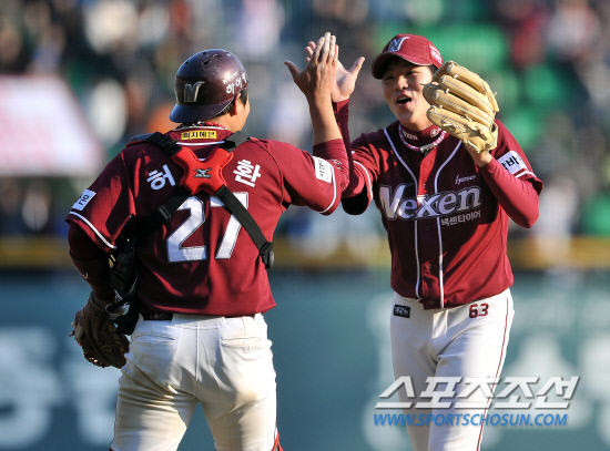 
	7�� �λ���� ���������� �¸��� �ŵ� �� ���� ������� �������̺긦 �ϰ� �ִ� �ؼ� ���� �㵵ȯ. ���=���ؿ� ���� noodle@sportschosun.com


