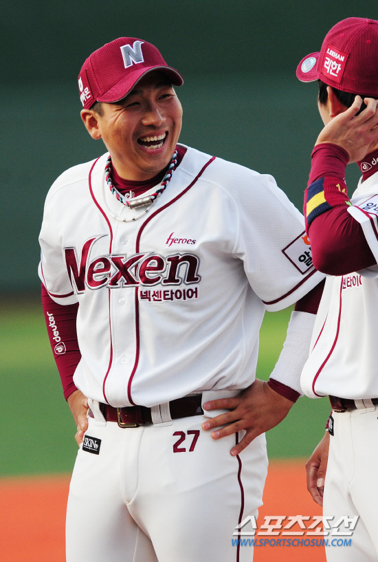 
	11�� SK���� Ȩ �������� �յΰ� ���� �Ұ��� ��ٸ��� Ȱ¦ ���� �ִ� �㵵ȯ. ��=����� ���� cjg@sportschosun.com


