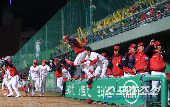 
	11�� ���ֱ��忡�� ������ KIA-�Ｚ��. 0-0���� �¼� 9ȸ�� ������� ������ ������ ��� �¸����� KIA �������� ���ƿ��� �پ���� ȯȣ�ϰ� �ִ�. ����=������ ���� songs@sportschosun.com


