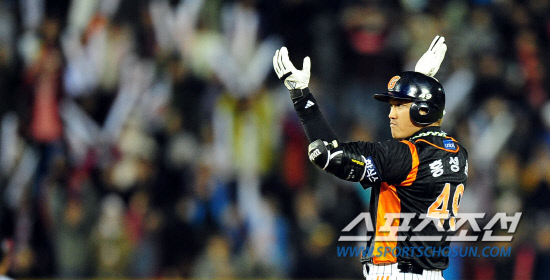 
	11�� ��� LG�� 5ȸ 2�翡�� 1Ÿ�� 2��Ÿ�� ��Ʈ�� �Ե� ȫ����. ���=������ ���� rainmaker@sportschosun.com


