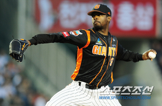 
	LG�� �Ե��� 2012 ���ξ߱� ��Ⱑ LG�� Ȩ ����������  11�� ��� �߱��忡�� ���� ����. �Ե� ������ ���� ���� LG Ÿ���� ���� ������ �ϰ� �ִ�. ������ �ѱ� ���� ù �����̴�.

���=������ ���� rainmaker@sportschosun.com


