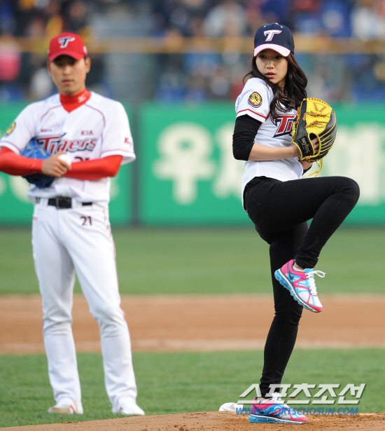 
	11�� ���ֹ���߱��忡�� ���� ���ξ߱� KIA�� �Ｚ�� ��⿡�� �ŷ�Ʈ �ڽ����� �ñ��� �ߴ�. ������(����)�� ���Ѻ��� ��� ������ ǥ������ �ñ��� ��ġ�� �ִ� �ڽ���.

����=������ ���� songs@sportschosun.com/2012.4.11


