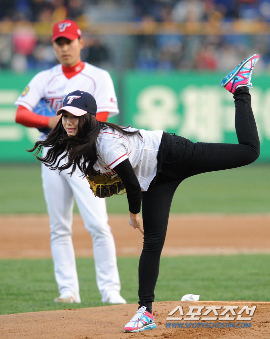 
	11�� ���ֹ���߱��忡�� ���� ���ξ߱� KIA�� �Ｚ�� ��⿡�� �ŷ�Ʈ �ڽ����� �ñ��� �ߴ�. ������(����)�� ���Ѻ��� ��� ������ ǥ������ �ñ��� ��ġ�� �ִ� �ڽ���.

����=������ ���� songs@sportschosun.com/2012.4.11


