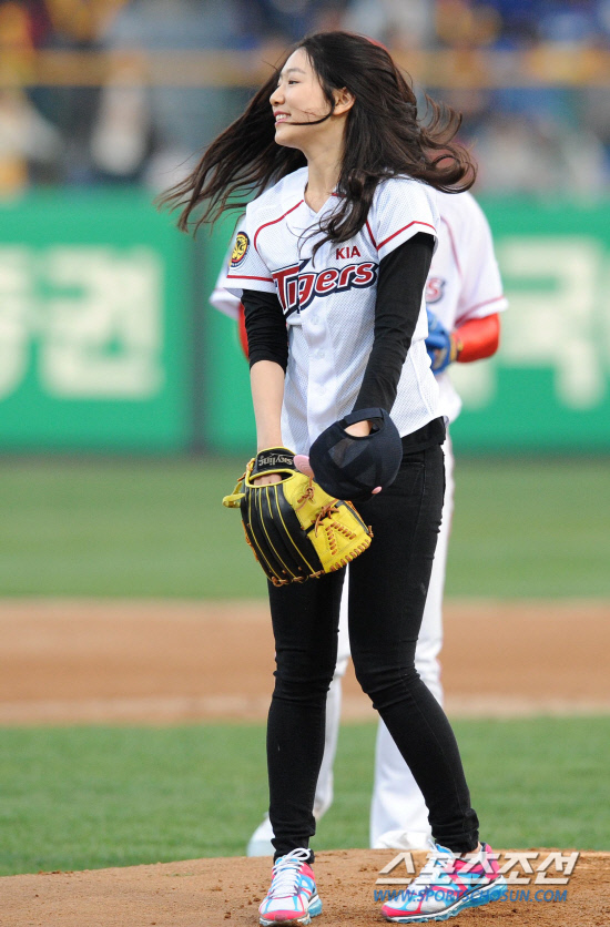 
	11�� ���ֹ���߱��忡�� ���� ���ξ߱� KIA�� �Ｚ�� ��⿡�� �ŷ�Ʈ �ڽ����� �ñ��� �ߴ�. 

����=������ ���� songs@sportschosun.com/2012.4.11


