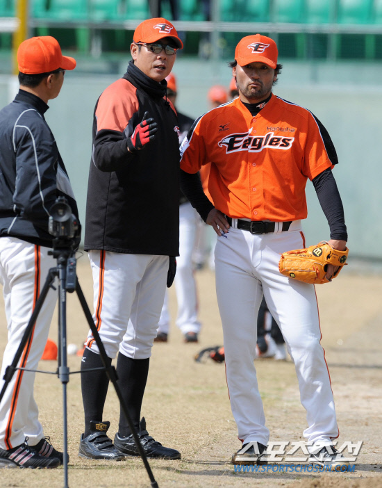 
	��ȭ ����ȣ(������)�� ����ö ������ġ�� ������ ������ ��Ī������ �ϰ� �ִ�. û��=������ ���� songs@sportschosun.com


