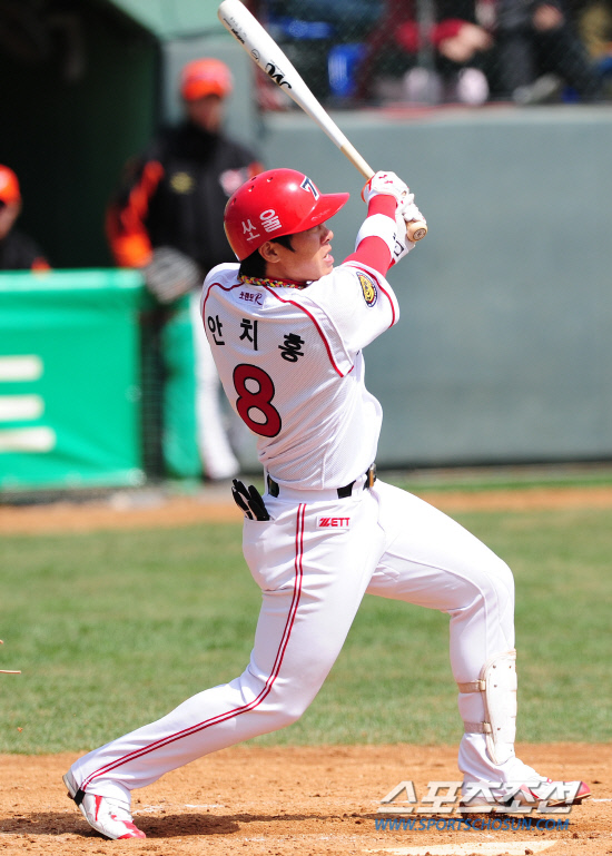 
	1�� ���ֱ��忡�� 2012 ���ξ߱� �ù���� ��ȭ�� ����� ��Ⱑ ���ȴ�. 3ȸ�� ���� ��� ��ġȫ�� 2��Ÿ�� ġ�� �ִ�.

����=����� ���� cjg@sportschosun.com/2012.04.01/


