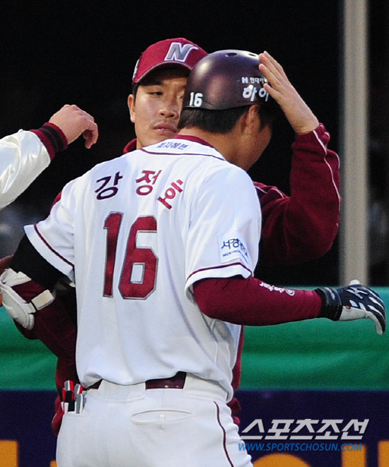 
	�躴���� 11�� SK������ Ȩ���� ��Ʈ�� ����ȣ�� ���ƿ����� �������ְ� �ִ�. ��=����� ���� cjg@sportschosun.com


