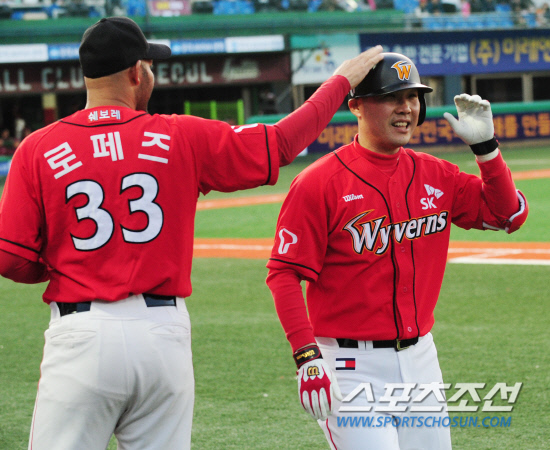 
	SK ���� ����� 11�� �ؼ���  2ȸ 3�� Ȩ���� ��Ʈ���� ���� �������� ����� �ε帮�� �����ϰ� �ִ�. ��=����� ���� cjg@sportschosun.com


