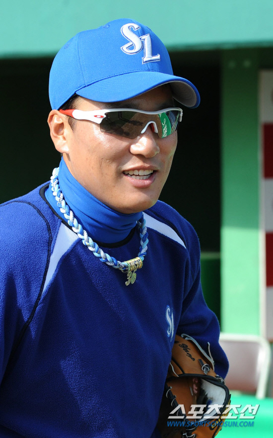 
	12�� ���ֹ���߱��忡�� ���� ���ξ߱� KIA�� �Ｚ�� ��⿡�� ��� �� �Ｚ �̽¿��� ���� ǥ������ �Ʒ��� ���� �ִ�.

����=������ ���� songs@sportschosun.com/2012.4.12


