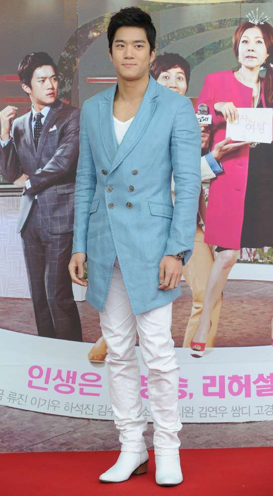 
	�ֹ��� ���� deer@sportschosun.com


