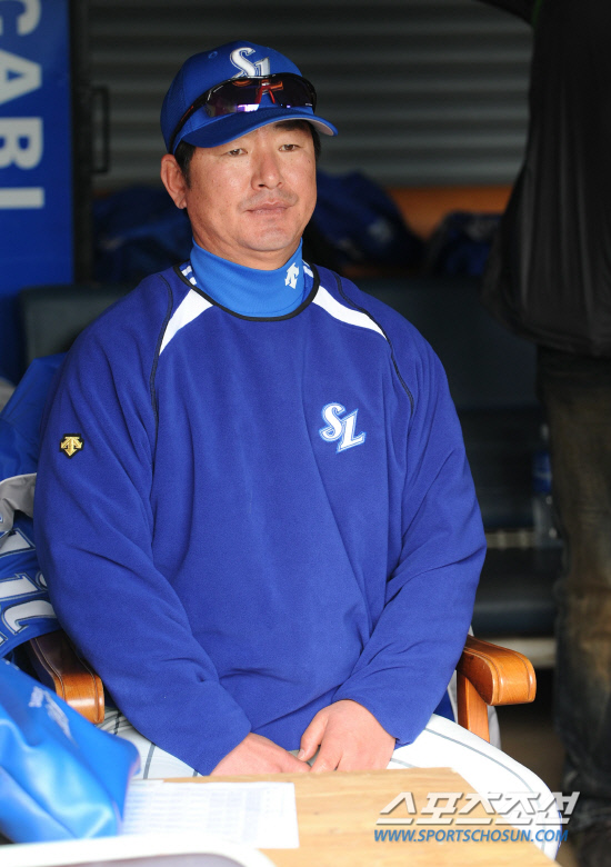 
	12�� ���ֹ���߱��忡�� ���� ���ξ߱� KIA�� �Ｚ�� ��⿡�� ��� �� ������ ������ ���ڵ�� ��ȭ�� ������ �ִ�.

����=������ ���� songs@sportschosun.com/2012.4.12


