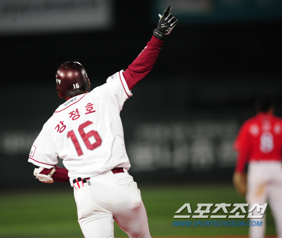 
	12�� SK��  6ȸ�� 1�� 1�翡�� 2�� Ȩ���� ��Ʈ�� �ؼ� ����ȣ�� �������� ��½ ��� 1�縦 ���� �ִ�. ��=����� ���� cjg@sportschosun.com


