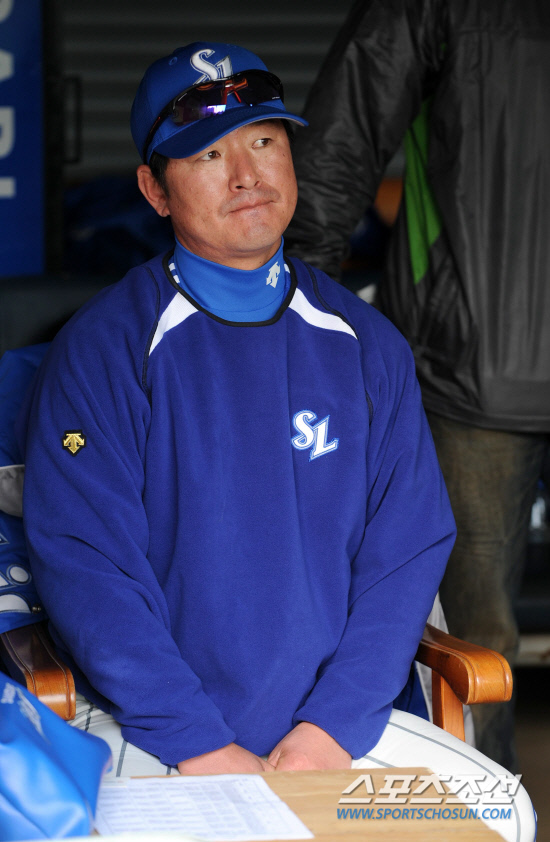 
	12�� ���ֹ���߱��忡�� ���� ���ξ߱� KIA�� �Ｚ�� ��⿡�� ��� �� ������ ������ ���ڵ�� ��ȭ�� ������ �ִ�.

����=������ ���� songs@sportschosun.com/2012.4.12


