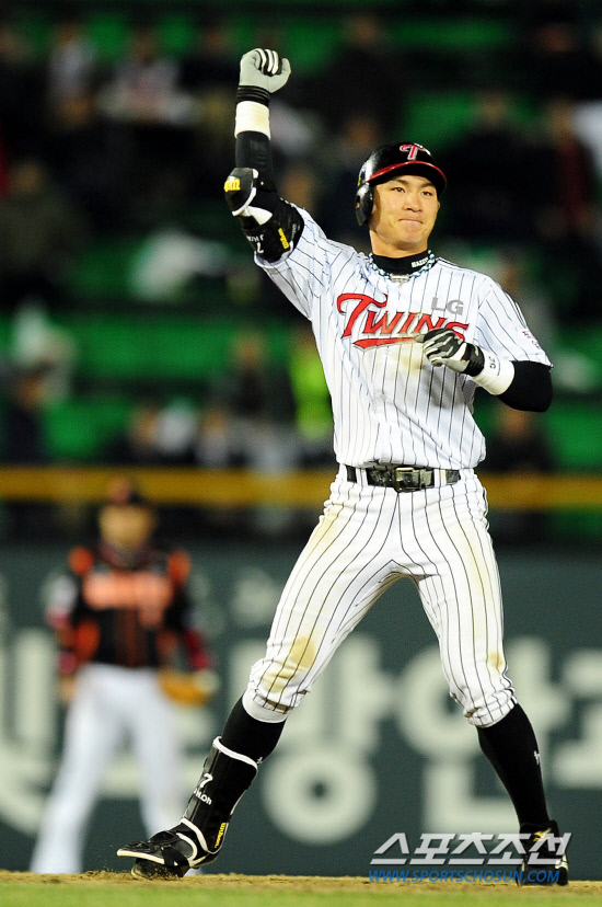 
	�Ϸ��� 125m �÷��̰� ����ȯ�� ���� ���ϰ� ���������. LG ����ȯ�� 12�� ��� �Ե��� 8ȸ�� �¸��� ������ 3Ÿ�� ���߿� 2��Ÿ�� �Ͷ߸� �� �����Ӵϸ� �ϰ� �ִ�.  ���=������ ���� rinmaker@sportschosun.com


