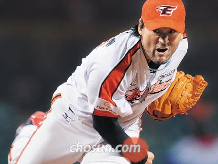 
	���ڸ��� Ư�ޡ��� �ڸ��� ���ߴ� ȯ�����̾���. ���������׿��� �ƽþ� ���� �ִٽ�(124��98��2��)�� �ŵΰ� �Ϻ��� ���� �������� ���ƿ� ��ȭ ����ȣ�� 12�� �λ������� �����ϰ� �ִ�. /���� ���� kyungmin@sportschosun.com
