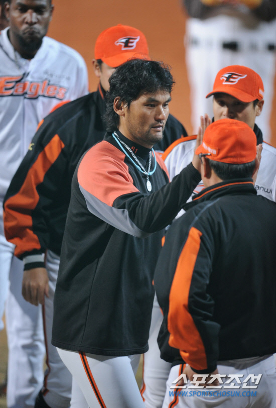 
	12�� ���� û�ֱ��忡�� 2012 ���ξ߱� �λ�� ��ȭ�� ��Ⱑ ���ȴ�. 8��2�� �¸��� �� �¸����� ��ȭ ����ȣ�� �Ѵ�ȭ ���� �� ������� �������̺긦 ������ �ִ�. ����ȣ�� 6�� 1/3�̴� 2��Ÿ 2�������� �¸������� �Ǿ���. û��=���� ���� kyungmin@sportschosun.com / 2012.04.12.


