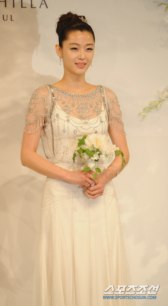 
	��ȭ��� �������� 13�� ���� ���浿 �Ŷ�ȣ�ڿ��� �Ѻ� �����̳� �̿����� �ܼ��� ���������� ��ȥ�Ѵ�. ��ȥ�Ŀ� �ռ� �̳� ���� 3�ÿ� ���� ����ȸ�߿��� ������ �巹���� ���� �������� ����Ÿ���� ���� �ִ�.

�ֹ��� ���� deer@sportschosun.com /2012.04.13/


