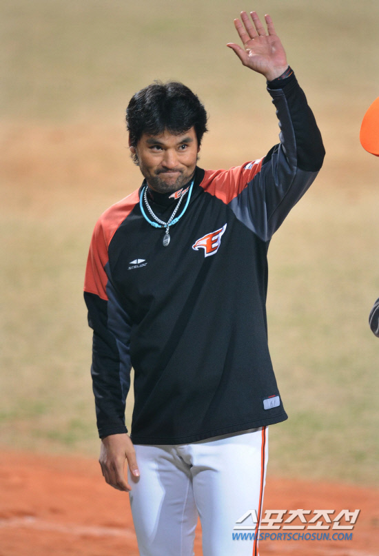 
	12�� ���� û�ֱ��忡�� 2012 ���ξ߱� �λ�� ��ȭ�� ��Ⱑ ���ȴ�. 8��2�� �¸��� �� �¸��������� ���������� ������ ��ȭ ����ȣ�� �ҵ鿡�� ���� ���� �ִ�.

û��=���� ���� kyungmin@sportschosun.com / 2012.04.12.


